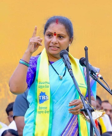మా కుటుంబంలో చిచ్చు పెట్టారు.. ప్రశాంత్రెడ్డిపై కవిత ఫైర్
