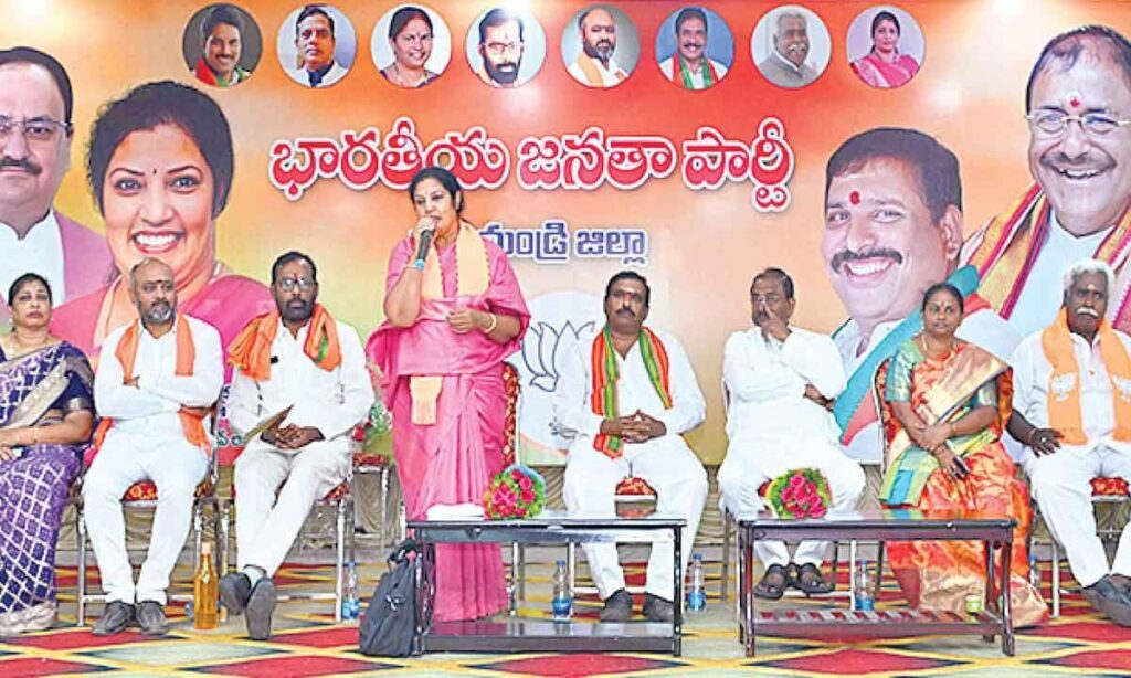రాజమహేంద్రవరం పేపర్ మిల్లును పరిశీలించిన పురందేశ్వరి