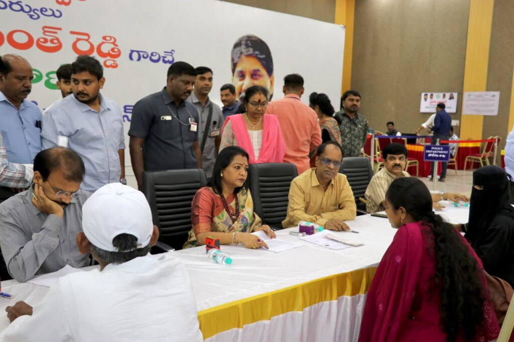 సీఎం ప్రజావాణికి 101 దరఖాస్తులు
